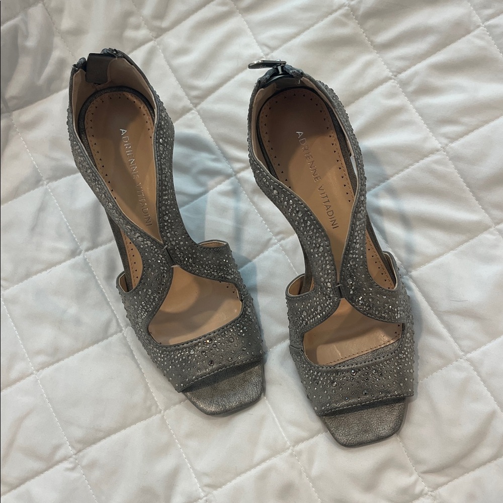 NWOT Adrienne Vittadini Sparkling Gray Cutout Heels never worn size 7 1/2